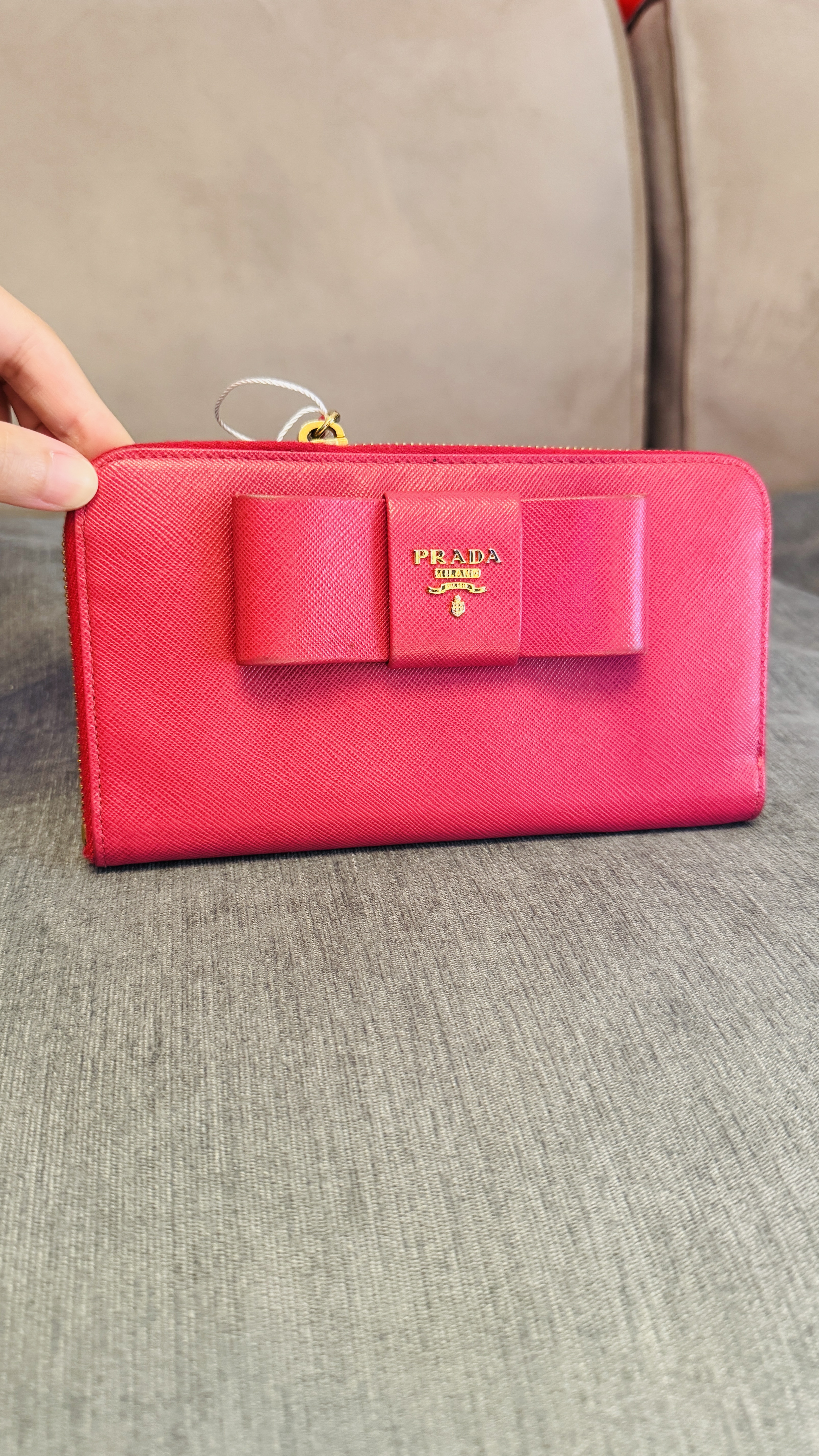 PRADA リボンモチーフ ラウンドジップ長財布 サフィアーノ ピンク 93455
