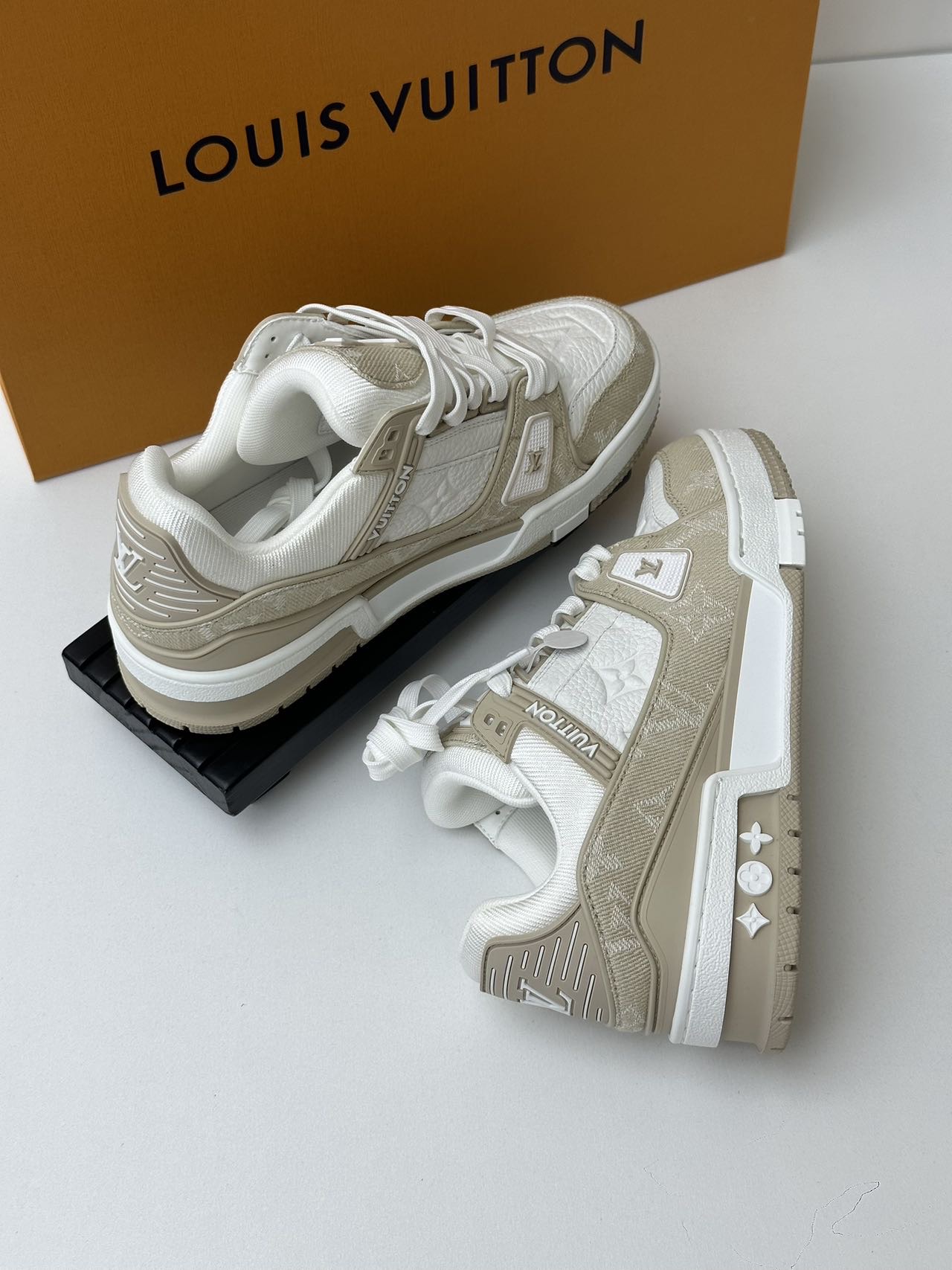 LV 鞋子34码 附件：盒子 尘袋